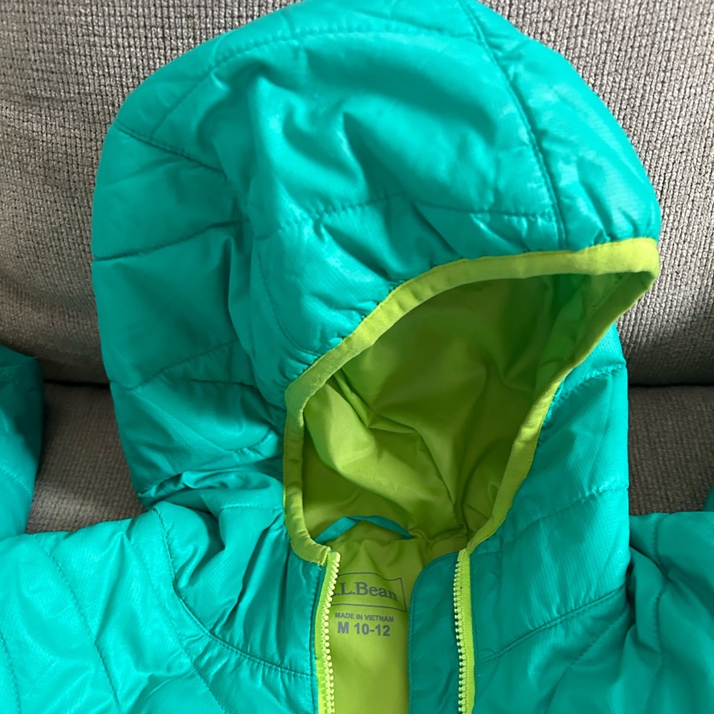 10/12 green winter coat. Light/warm with hood. Light wear on sleeves, pictured.